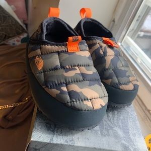 Brand new. ( UNISEX)